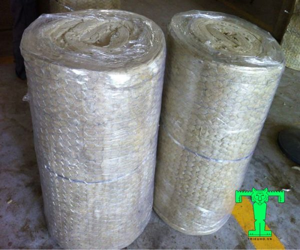 bong-khoang-rockwool-dang-cuon-ty-trong-100kg-m3-co-luoi-day-100mm-2-600x500