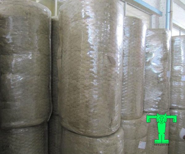 bong-khoang-rockwool-dang-cuon-ty-trong-100kg-m3-co-luoi-day-50mm